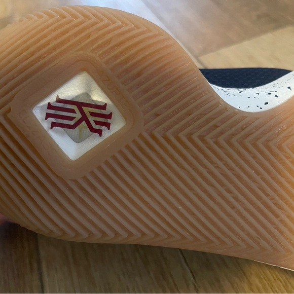 Nike Kyrie 3 Irving basketball shoes men’s size 9 sneakers obsidian gold - Picture 9 of 15